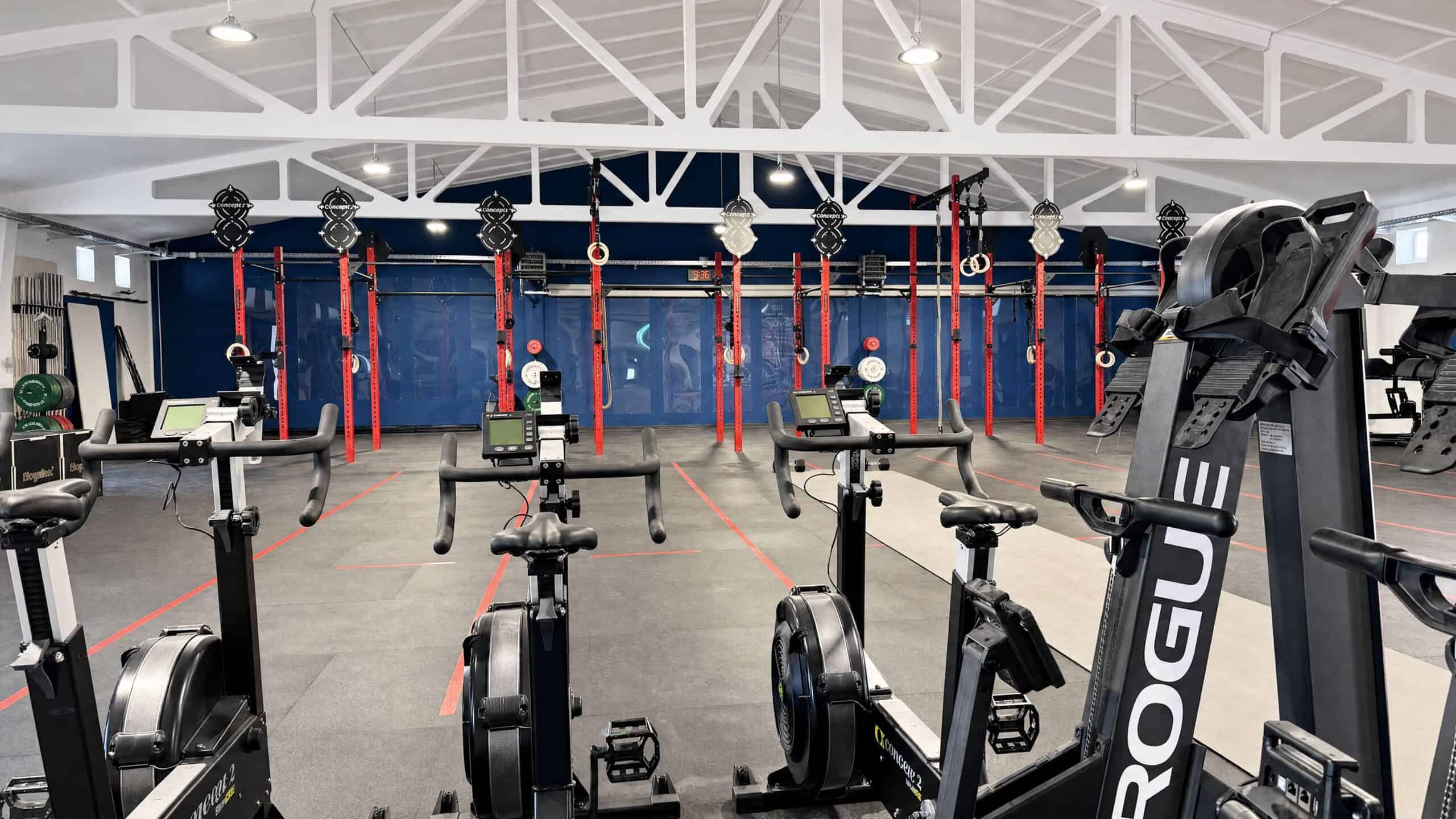 Rudergeräte und Kletterseile im Fitnessraum bei Wissler Therapie für effektives Training und Rehabil.