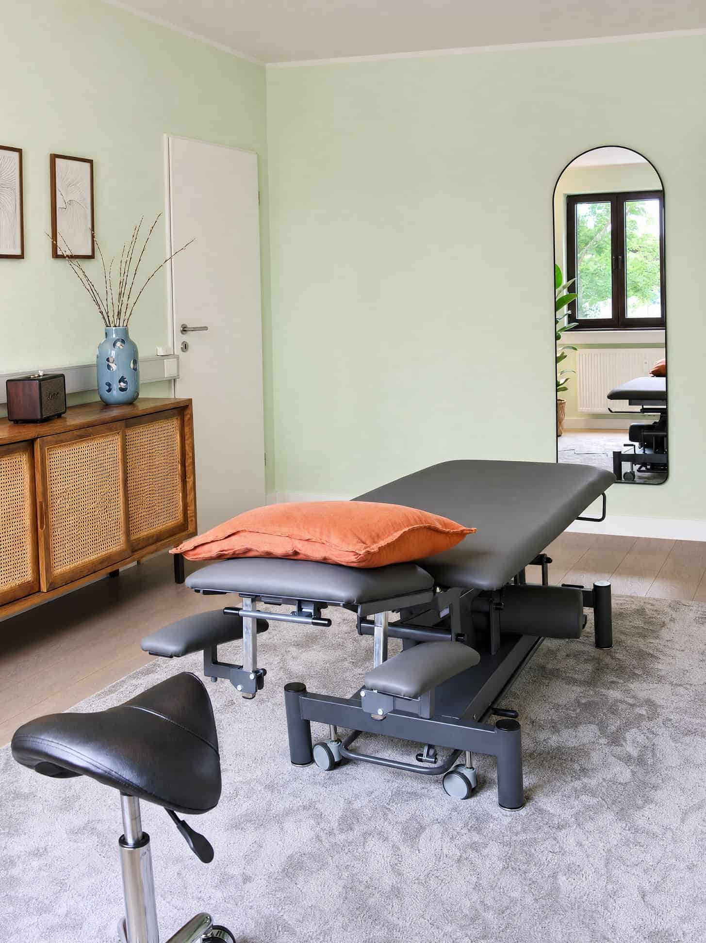 Therapieliege im Behandlungsraum mit natürlichem Licht und entspannter Atmosphäre.