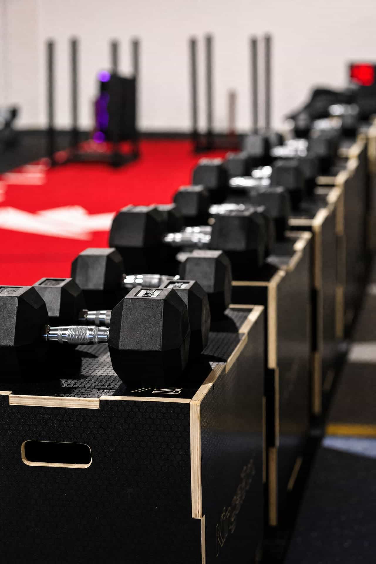 Hanteln und Gewichte für Krafttraining im Fitnessstudio.
