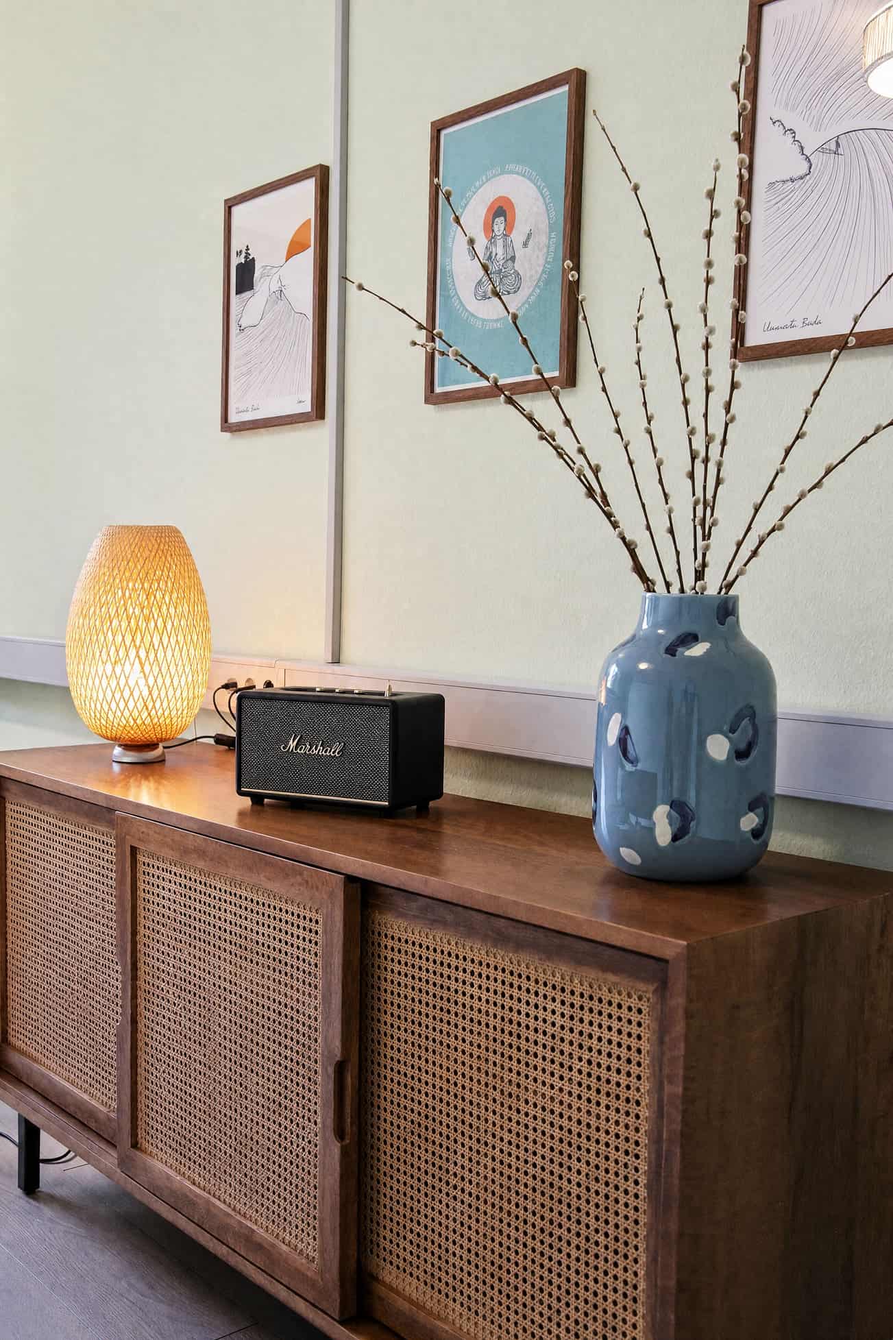 Dekorative Raumgestaltung mit Vase, Lampen und Kunstwerken bei Wissler Therapie.