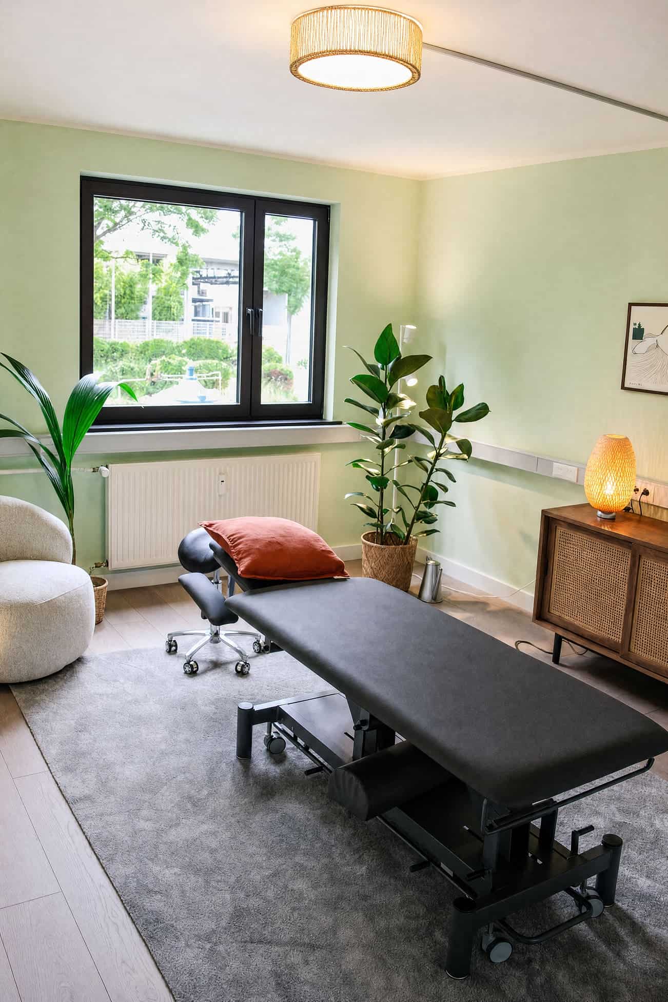 Behandlungsraum mit Liege, Pflanzen und natürlichem Licht bei Wissler Therapie.