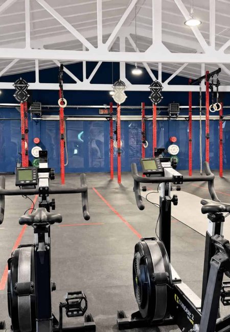 Rudergeräte und Kletterseile im Fitnessraum bei Wissler Therapie für effektives Training und Rehabil.