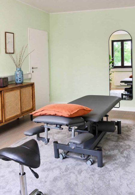 Therapieliege im Behandlungsraum mit natürlichem Licht und entspannter Atmosphäre.