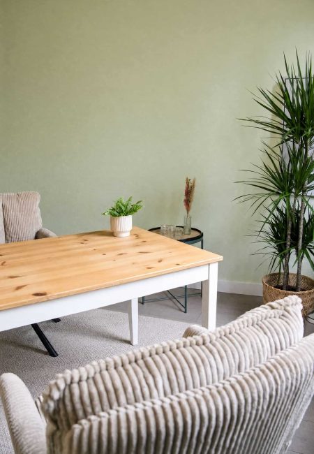 Wartezimmer bei Wissler Therapie mit gemütlicher Einrichtung und Pflanzen.