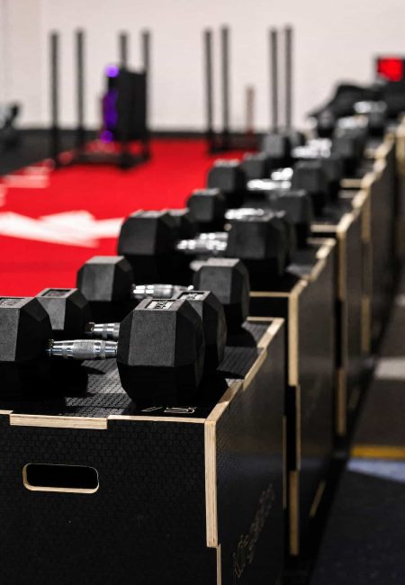 Hanteln und Gewichte für Krafttraining im Fitnessstudio.