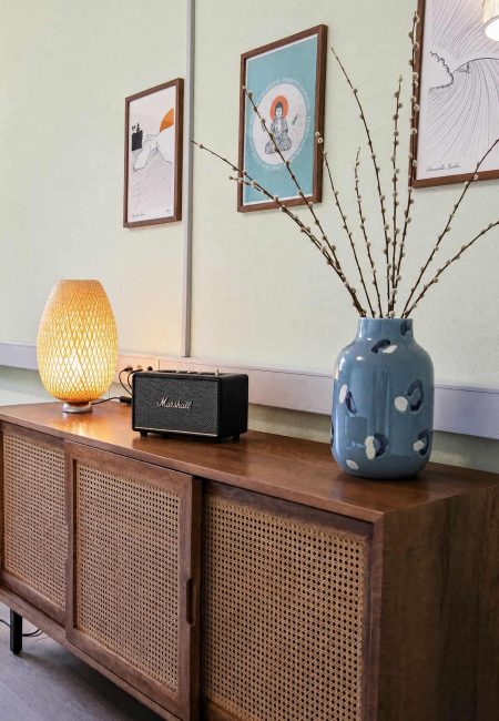 Dekorative Raumgestaltung mit Vase, Lampen und Kunstwerken bei Wissler Therapie.
