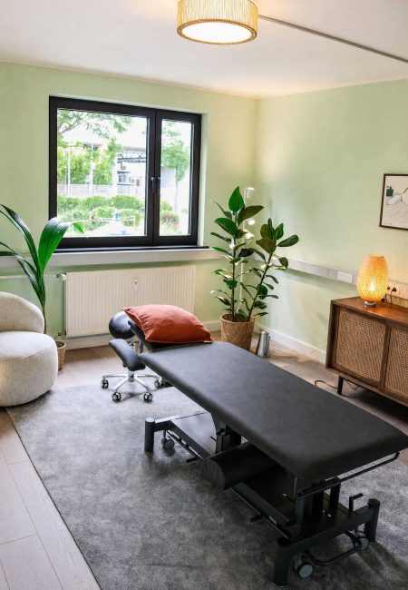 Behandlungsraum mit Liege, Pflanzen und natürlichem Licht bei Wissler Therapie.